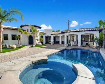 Movie Theater Game Room Pool Hot Tub Views Villa Toscana by AvantStay - Palm Springs - Bể bơi