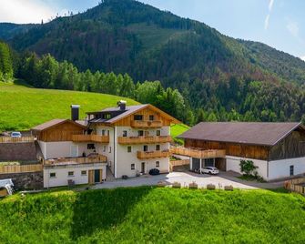 Planerhof Apartment Edelweiss - Funes/Villnöß - Building