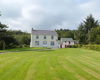 100 year old Farmhouse 10 minute walk from the beach - Rathmullan - Edificio