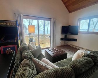 Cozy 2-bedroom cabin w loft in peaceful Isle - Isle - Sala de estar