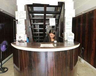 Alexzus Backpacker Travel Lodge - Barangay Buena Suerte - Front desk