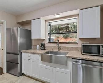 Charming 2-bedroom apartment with AC, WiFi in lovely Auburn - Auburn - Cuisine