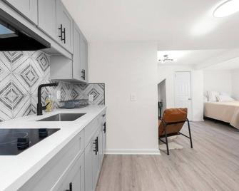 Charming Buckhead Studio Basement Apt with Private Entry - Atlanta - Cocina