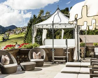 Romantik & Family Hotel Gardenias - Selva di Val Gardena - Hàng hiên