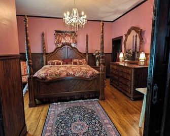 Peaceful Southern Charm: Well Equipped, High Ceilings, Comfy 3 bedroom Home Away - Earlington - Bedroom