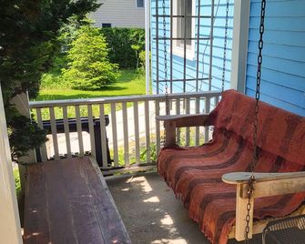 Comfortable Living in Casual 100 yr old Home, 10 min walk to Stonington Village - Stonington - Balcón
