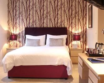 Standard Double Ensuite with Bath at The Keep - Yeovil - Kamar Tidur