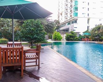 New Furnished Studio Apartment At Woodla - Jakarta - Pool