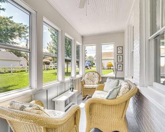Historic Wabasha Home with Patio in Downtown! - Wabasha - Living room