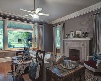 The English Merchant's Inn - Waxahachie - Вітальня