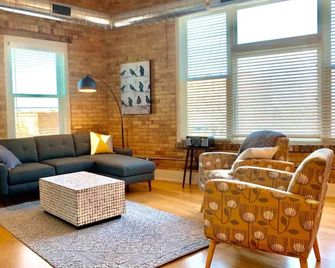 Historic Arts District Gastro Loft - Benton Harbor - Living room