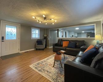 Dolly inspired 1940s 2 bedroom Bungalow near Laurel Lake, hiking, and more - London - Huiskamer