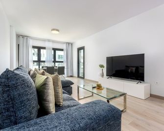 Figaro Terrace and Pool Apartament - Estepona - Salon