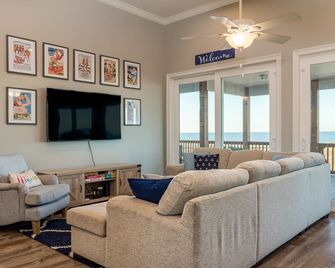 Blue Oasis - Private Backyard Beach - Pool, Hammocks, Kayaks, Even Crab Traps So You Can Catch Dinner! 5 Bedroom Home by RedAwning - Dauphin Island - Sala de estar