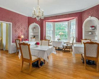 Beland Mansion-Blooming Garden suite! - Fort Smith - Restaurant