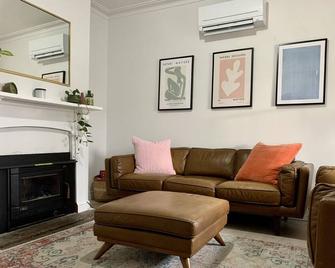Armstrong Cottage - Ballarat - Living room