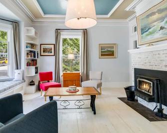 Historic 3-bedroom house with a beautiful garden in oceanfront Shelburne. - Shelburne - Вітальня