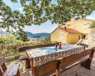 Stunning Apartment In Supetarska Draga - Supetarska Draga - Patio