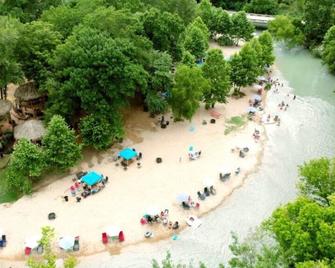 Cabin at Son's Blue River Camp! Stay here & enjoy the gorgeous San Marcos River! - San Marcos - Playa
