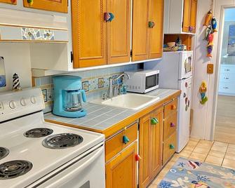 Seagull Beach Guest House, Lake Michigan Cottage On Private Beach - Sheboygan - Κουζίνα
