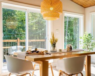 Chalet Ohana - Intimate forest and spa - Pets welcome! - Val-David - Eetruimte