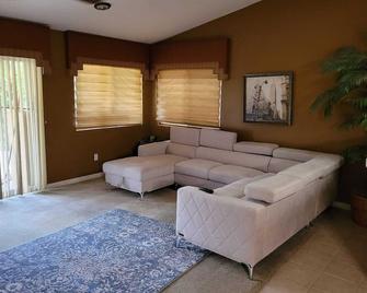 Fully furnished 4BR House at safe classy SW Neighborhood up to 12 guests - Bakersfield - Living room