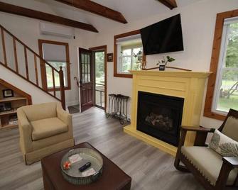 New! Romantic Agrihood Bungalow Getaway-Fireplace/Wifi - Hurleyville - Salon