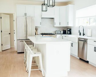 Brand New! 6BR, 4.5 Bath, Pool, Hot Tub, Walk to Beach - East Marion - Kitchen