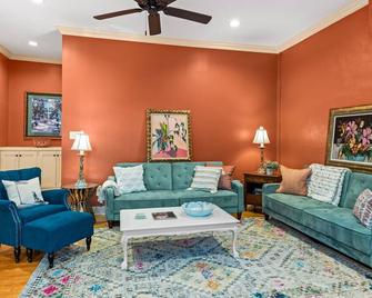 610 Franklin - 5B - 1 Bed, 1 Bath, Heart of Downtown, Washer & Dryer - Natchez - Sala de estar