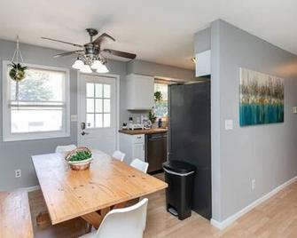 Quaint 4bd Home - 3 min to Adventureland & Casino! - Altoona - Dining room
