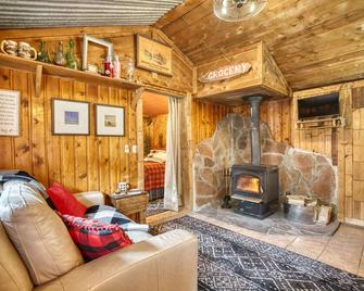 Woodburning Stove, Kitchen & Mountain View! Visit Rmnp, Estes, Lyons, Boulder - Lyons - Sala de estar