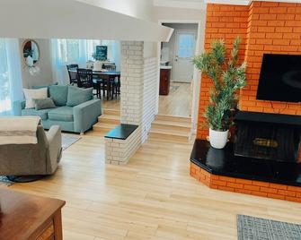 Sweet Mid-Century Fullerton House Near Disneyland—In super quaint neighborhood - Fullerton - Living room