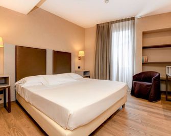 Hotel Tripoli - דסנצאנו דל גארדה - חדר שינה