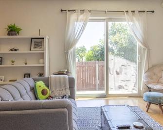Avocado Acres Apt · Unique Spot · Comfy · Private - Camarillo - Living room