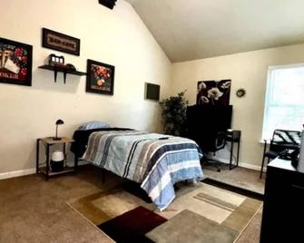 3-bedroom house in welcoming Covington with WiFi, fitness room, AC - Covington - Bedroom