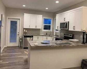 New executive home with hot tub and games area close to all amenities - Red Deer - Kitchen