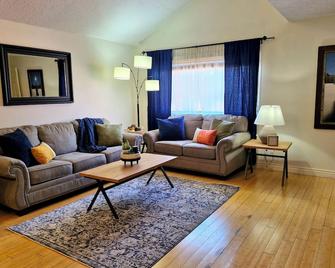 Newly Upgraded Beautiful One Bedroom, One Bath, Sports Village Condo - Saint George - Living room
