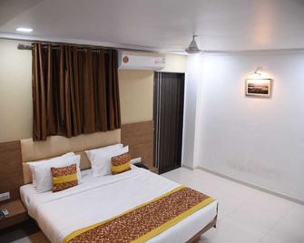 Royal Clarks Inn - Pandharpur - Bedroom