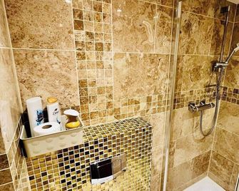 Modern house , Perfect for business trip & Families holiday or working proffesionals-5 min from M1 J25 , 500MB Wi-Fi , Netflix , Fully equiped kitchen , Asda supermarket 5 min walk , Free Secure parking with CCTV ,available monthly deals - Nottingham - Bathroom