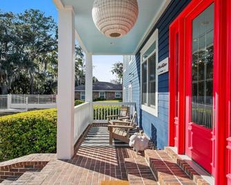 A Port in the Storm - Shangri La, Poolside Estate in Isle of Armstrong - Thunderbolt - Patio