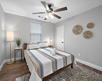 Arcade Covered Patio Sleep 10 3 Bedroom 2 Bath Game Room - Pasadena - Bedroom