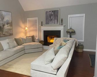 4 bedroom beautifully furnished home on over an acre. Close to 1-85 and Athens. - Commerce - Sala de estar
