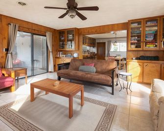 Guadalupe Riverfront!! Large Deck - Patio On River- Kayak - New Braunfels - Living room