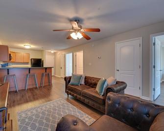 3 Mi to Dtwn Pet-Friendly Apt in Elizabethtown! - Elizabethtown - Living room