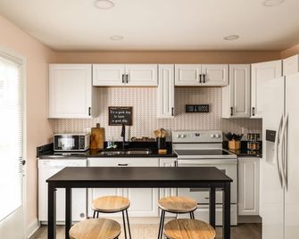 New Cozy Bungalow 3 Bed/2 Bath W/King & Pet Friendly - Coliseum•gac•uncg5 Min - Greensboro - Kitchen