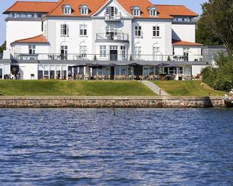 Sixtus Sinatur Hotel & Konference - Middelfart - Building