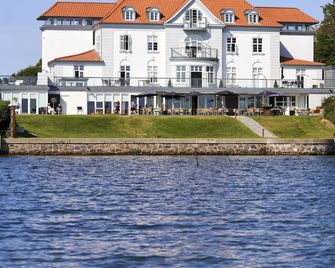 Sixtus Sinatur Hotel & Konference - Middelfart - Gebouw