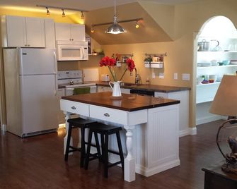 Fabulous Guest House with Swimming Pond and Gazebo - Near Rexburg - Saint Anthony - Cocina