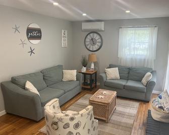 Perfect beach house getaway within walking distance to the beach - Waterford - Living room