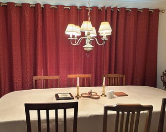4-bedroom home on farm 5-minutes to Denison/Granville - Granville - Essbereich